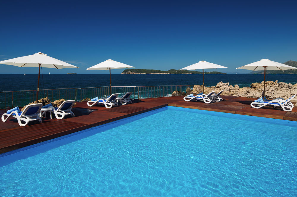 فندق رويال بلو دوبروفينك المظهر الخارجي الصورة The pool at the hotel