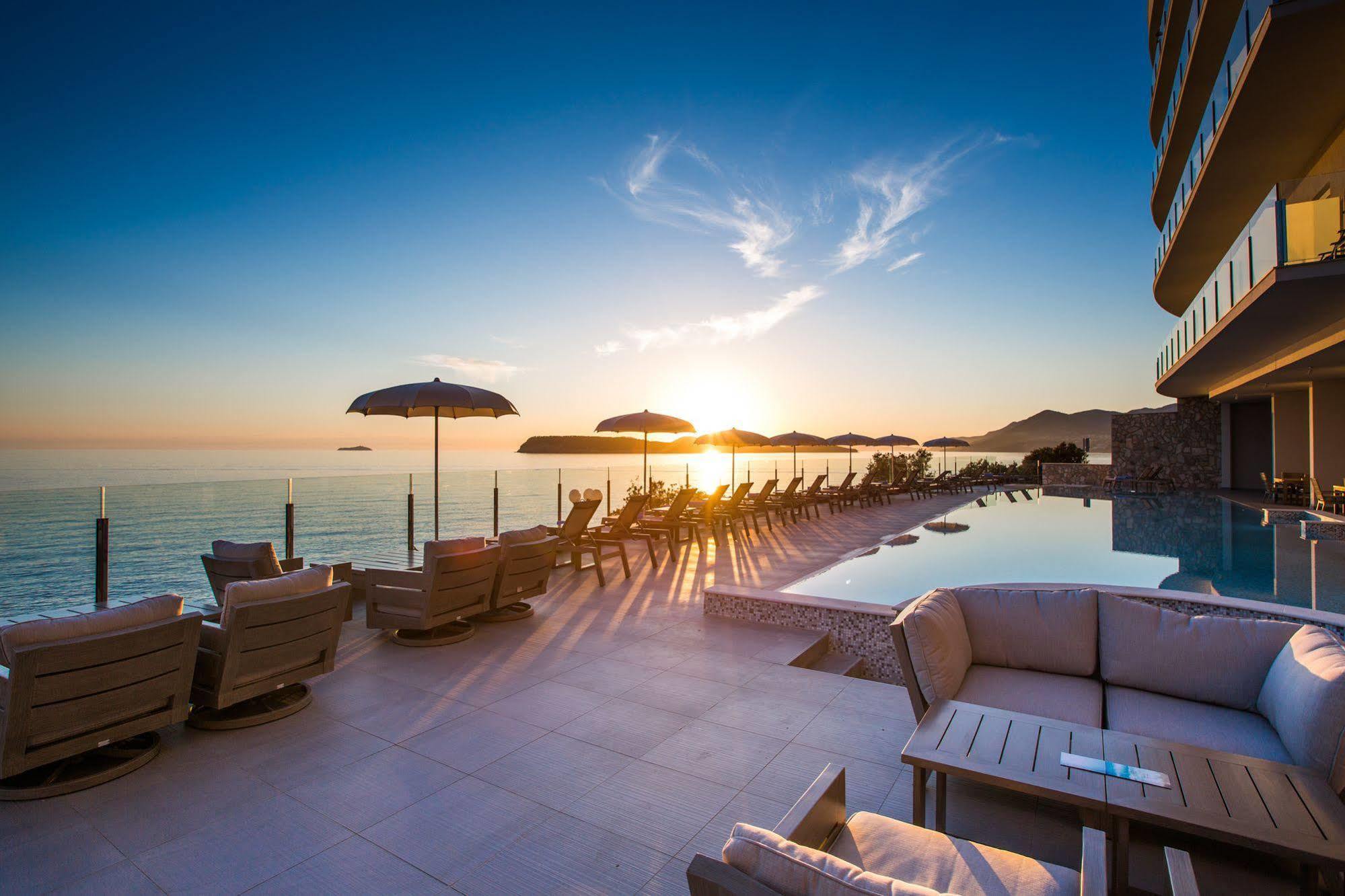 فندق رويال بلو دوبروفينك المظهر الخارجي الصورة Sunset at the pool